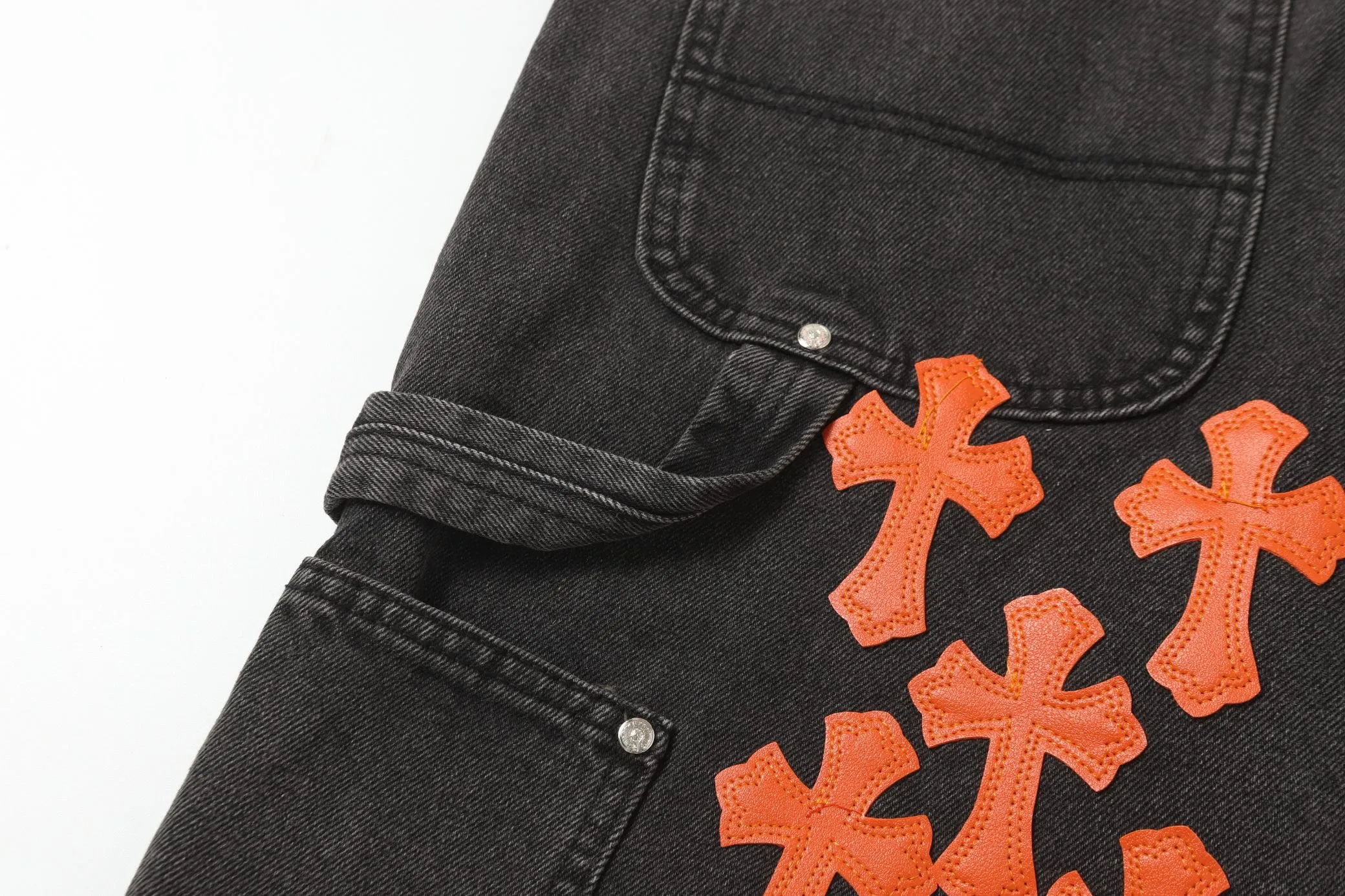 KE9103 #P216 The only correct leather label version on the market Chrome Hearts CH Cross embroidery distressed jeans Top ceiling quality 100% correct version The correct version is here!  Believe me this must be the best quality you will ever come across! ! Excellent value for money! !  Styles with different washes and textures are very friendly to people with thin legs and thick legs. The straight version is very flattering to the shape of the legs. The moderate length is timeless and easy to match. It is the basis of various styles and a must-have in the wardrobe! ! Add a little stacking to easily control the clean fit trend that has exploded this year. The fabric is stiff but also makes the upper body soft without losing texture. The sides and cuffs of some styles have a bone-wash effect. The vintage flavor pops up all at once. It’s really hard not to love it! ✅Correctly customize the Croxin metal leather label on the back panel. It is not sold directly with the cross on the finished jeans. 1:1 copying strives for excellence and the details are perfectly grasped. ✅The cross leather label is clear and smooth. Exquisite turning top craftsmanship. ✅Buttons, zippers and hardware are all customized versions of the Croxin LOGO. ✅High-cost washing process. Size: 28 30 32 34 36 (5 sizes)